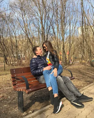 Прекрасная влюбленная пара сидит в парке на скамейке летом, обнимается и  целуется Девушка сидит на коленях у парня Стоковое Фото - изображение  насчитывающей зеленый, отношение: 161722168