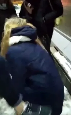 Девушка сидит на коленях мужчины, глядя друг на друга | Бесплатно Фото