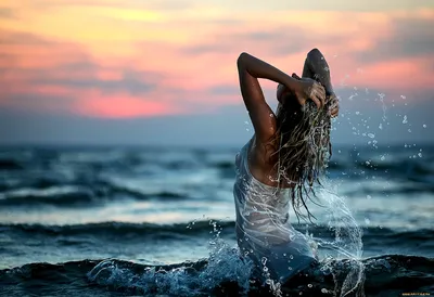 Девушка смотрит на море Stock Photo | Adobe Stock