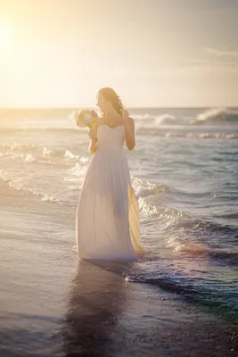 Девушка на пляже морем Осень Стоковое Фото - изображение насчитывающей  праздник, солнце: 92040026