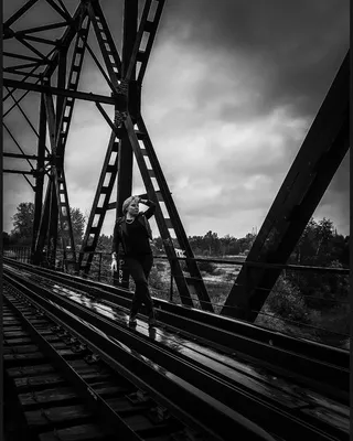 Фото девушка на мосту, идеи для фото | Мост, Черно-белое фото, Идеи для фото