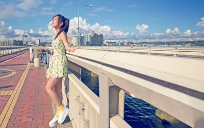 Одинокая девушка на мосту Stock Photo | Adobe Stock