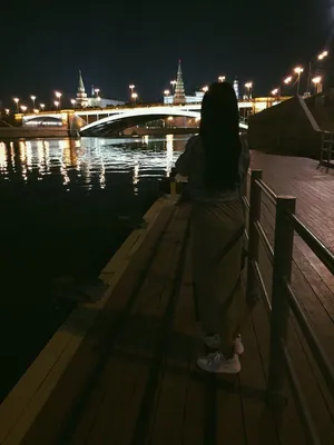 Девушка сидит на мосту ночью около…» — создано в Шедевруме