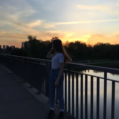 Девушка на мосту Питера разглядывать…» — создано в Шедевруме