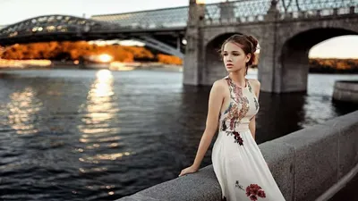 Красивая Девушка Красном Платье Мосту стоковое фото ©PantherMediaSeller  352903208