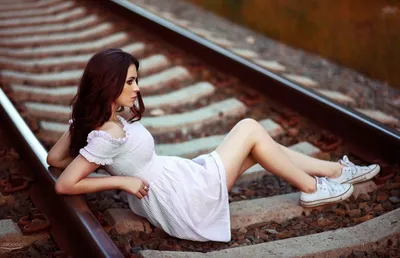 молодая девушка сидит на рельсах осенью, картины на железнодорожных путях  фон картинки и Фото для бесплатной загрузки