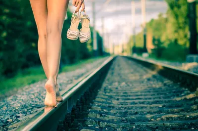 Девушка стоя около рельсов поезда Стоковое Изображение - изображение  насчитывающей небо, напольно: 89106915
