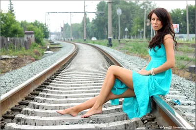 Девушка стоя около рельсов поезда Стоковое Фото - изображение насчитывающей  красивейшее, напольно: 89106802