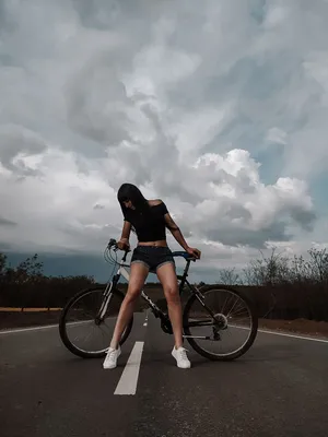 Девушка на велосипеде картинки