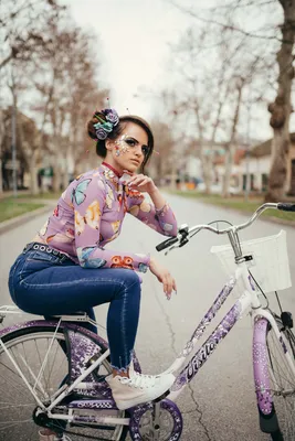 Девушка на велосипеде на поле Стоковое Фото - изображение насчитывающей  активизма, мило: 75562320