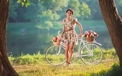 Купить фотообои \"Девушка на велосипеде\" в интернет-магазине в Москве