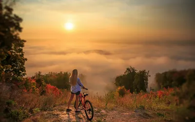 Девушка на велосипеде на заходе солнца Стоковое Изображение - изображение  насчитывающей праздник, красивейшее: 77162341