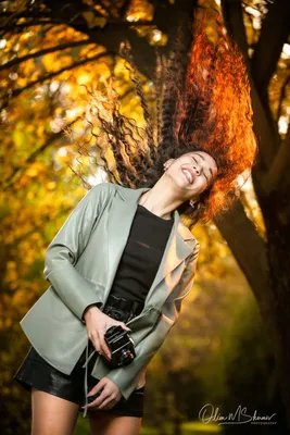 Foto de Осень. Осенние листья. Счастливая девушка. Девушка в джинсах лежит  на осенних листьях и смотрит в небо. Счастье, отдых, настроение, уикенд do  Stock | Adobe Stock