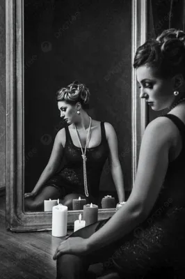 Красивая девушка перед зеркалом в …» — создано в Шедевруме