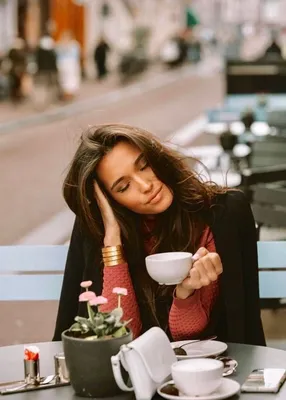 Девушка пьет кофе | Кофейная девушка, Кафе, Фотосессия