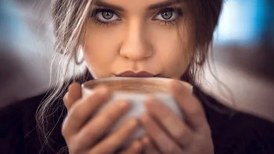 Девушка пьет кофе дома стоковое фото ©IgorVetushko 171791012