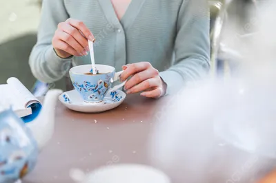 девушка пьёт чай черно белое фото: 6 тыс изображений найдено в  Яндекс.Картинках | Кофейная девушка, Французские девушки, Перерыв на кофе