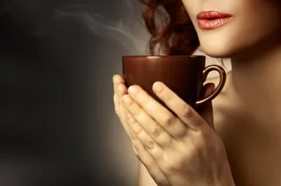 Девушка пьет кофе в кафе - Фотография - PerfectStock