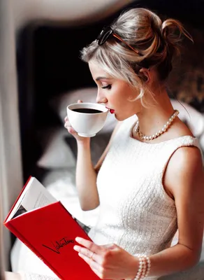 Женщина пьет кофе во время послеобеденного чая Фон И картинка для  бесплатной загрузки - Pngtree