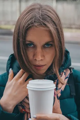 Девушка пьет кофе, сидит за …» — создано в Шедевруме