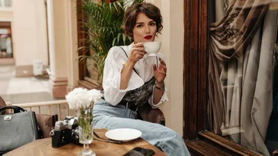Спокойная женщина пьет кофе в кафе · Бесплатные стоковые фото