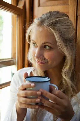 Девушка пьет кофе PNG , пить кофе, девушка, персонаж PNG картинки и пнг PSD  рисунок для бесплатной загрузки