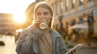 Фото Девушка пьет кофе в пустом кафе