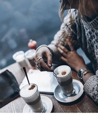 Красивая девушка пьет кофе …» — создано в Шедевруме