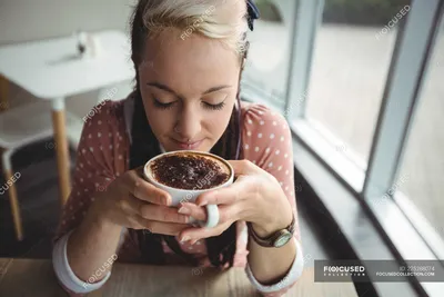 Девушка Элизабет пьёт кофе на фоне Эйфелевой башни — Скачать картинки