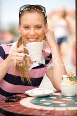 милая женщина пьет утренний кофе в бунгало в лесу отдыхает на террасе  вкусный горячий напиток блондинка наслаждается жизнью утренняя чашка кофе  Фото Фон И картинка для бесплатной загрузки - Pngtree