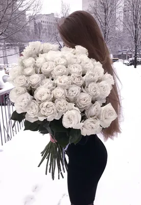 Девушка с букетом белых роз - 69 фото