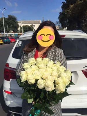 Девушка с букетом 35 белых роз - Flowercity