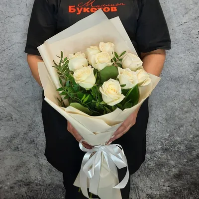 Девушка с белыми розами и амарулисом на белом фоне Стоковое Изображение -  изображение насчитывающей релаксация, богемцев: 175114765