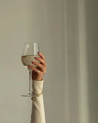 Девушка с бокалом вина картинки фотографии