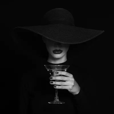 Красивая молодая женщина с бокалом вина на темном фоне :: Стоковая  фотография :: Pixel-Shot Studio