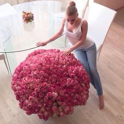 Девушка с огромным букетом роз | Букет красной розы, Цветы, Букет роз