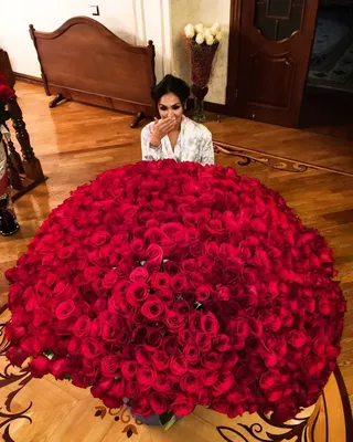 Девушка с большим букетом роз - красивые фото