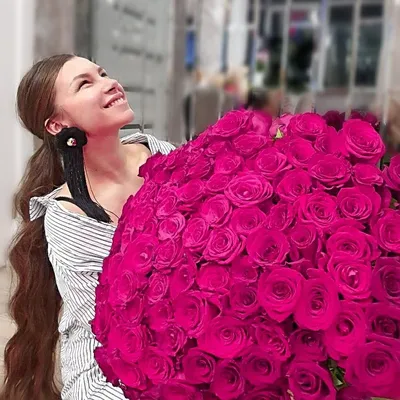 Rent_for_roses_che - Красивая девушка с красивым большим букетом роз -  просто бомба для твоего Инстаграм! 💣 . Успевай заказывай букет напрокат из  101 свежайшей розы для твоих фото! 📸🌹👸 . Стоимость 15