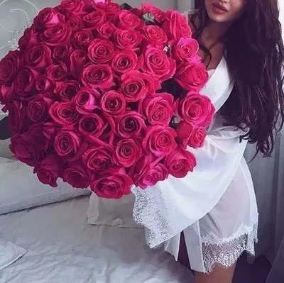 Девушка, с большим букетом роз» — создано в Шедевруме