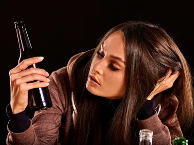 Женщина с бутылкой и стеклом вина Стоковое Изображение - изображение  насчитывающей кожа, девушка: 63014623