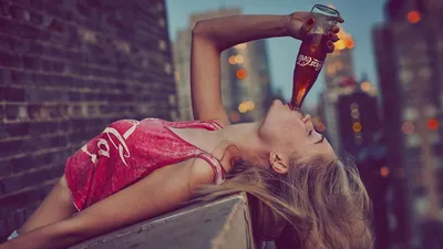 Привлекательная Девушка Бутылкой Пива Возле Бассейна стоковое фото  ©AllaSerebrina 206915208