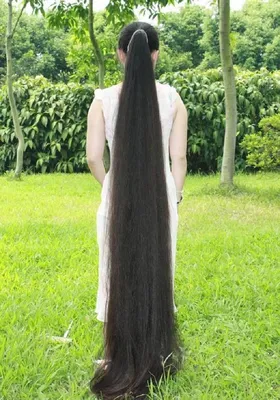 Фото Девушка с длинными волосами стоит к нам спиной