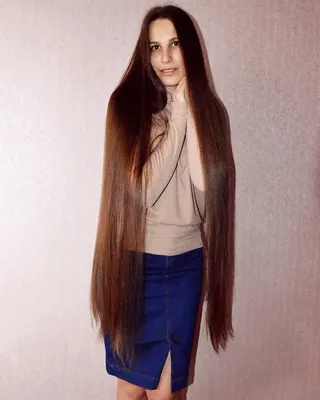 До колен и даже ниже: 8 девушек с самыми длинными волосами — ты удивишься!