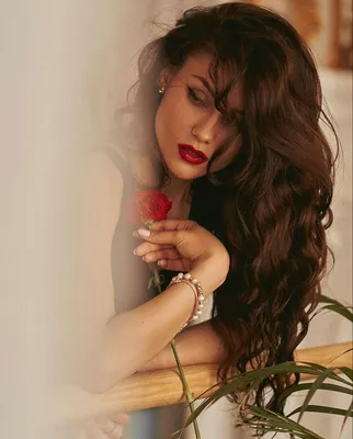 девушка с длинными волосами Стоковое Фото - изображение насчитывающей  привлекательностей, стрижка: 232843850