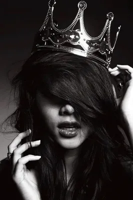 Девушка с короной на голове на …» — создано в Шедевруме
