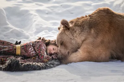 Девушка с медведем картинки фотографии