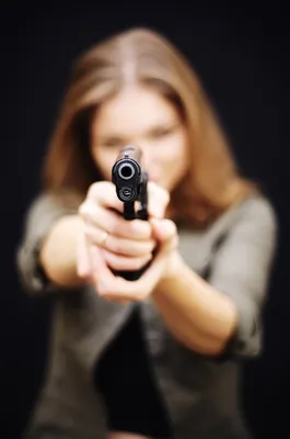Сексуальная девушка с пистолетом Стоковое Фото - изображение насчитывающей  пепельнообразные, очарования: 26496776