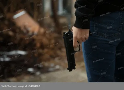 Женщина с пистолетом в руках Стоковое Фото - изображение насчитывающей  волосы, довольно: 22348094