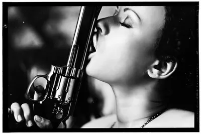 Женщина прячет пистолет за спиной на открытом воздухе :: Стоковая  фотография :: Pixel-Shot Studio