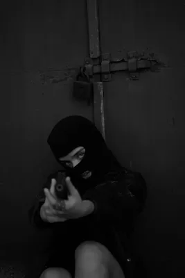 Девушка с пистолетом рядом с лицом — Фотографии для аватара